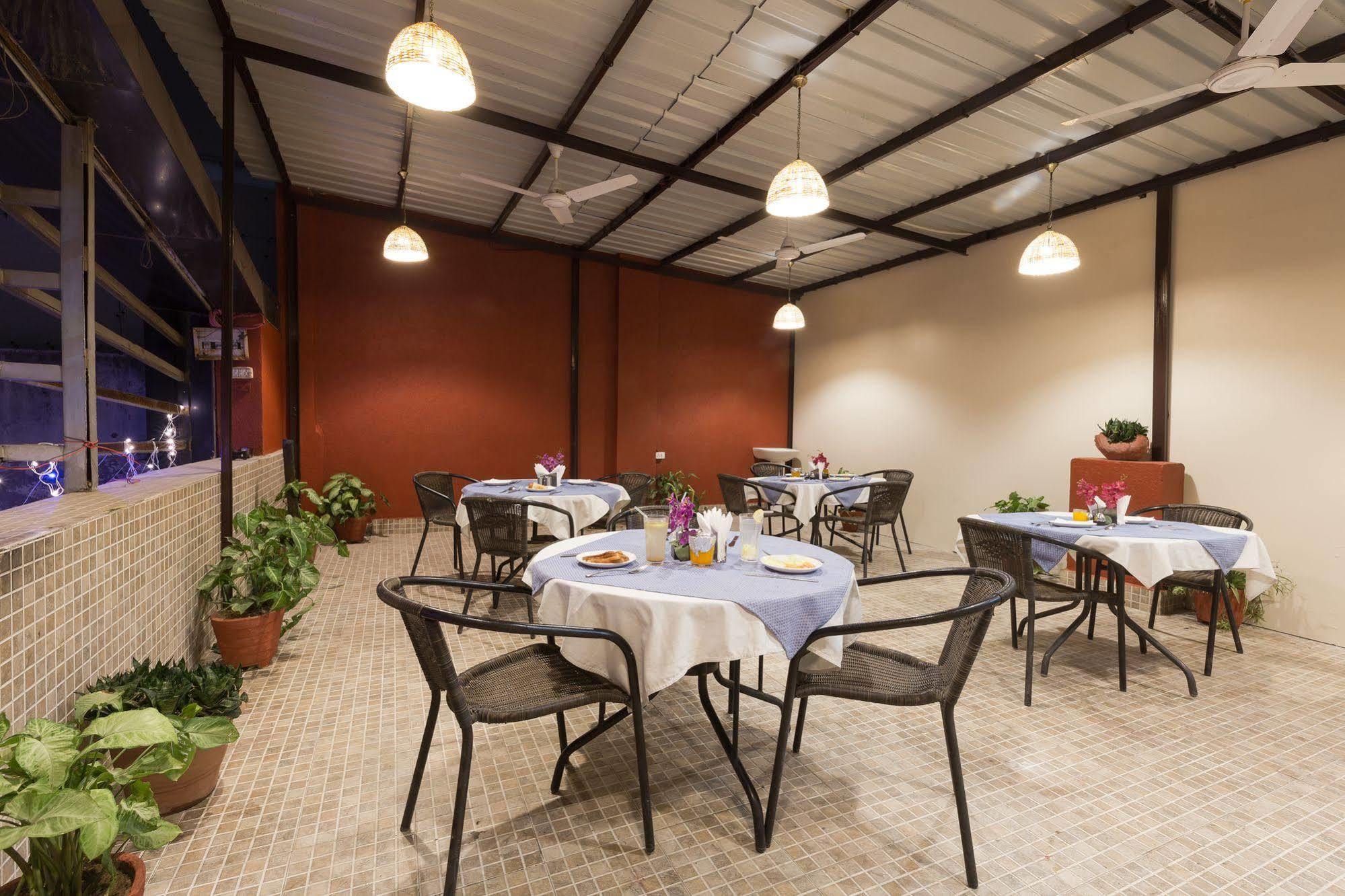 Hotel Kingston Park - Karol Bagh Delhi Екстериор снимка
