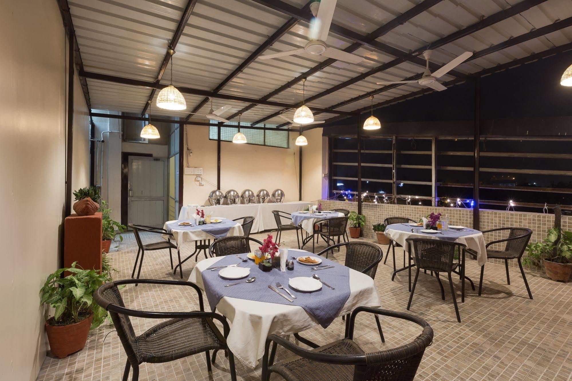 Hotel Kingston Park - Karol Bagh Delhi Екстериор снимка